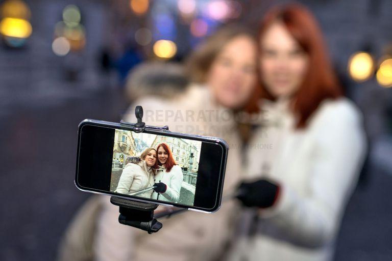 5 Best Selfie Sticks For Moto G7